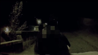 年轻女孩在宿舍环境中探索他们的性欲