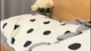 极品尤物新人下海！超高颜值眼镜美女！白虎干净美穴，翘起双腿特写视角，掰开非常紧致粉嫩