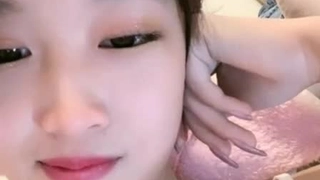 人民勤务员风骚长发少妇，超近视角舔屌，张开双腿磨蹭骚穴，太紧张硬不起来，操逼失败