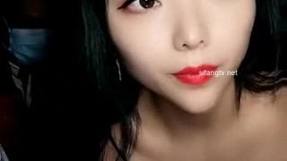 女友刚下班都还没脱~男友就直接硬上~既然还没吃晚餐~那就吃吃我的洨吧!!
