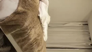 马迪·柯林斯和迈克尔·斯威兹在热辣的宿舍房间里相遇