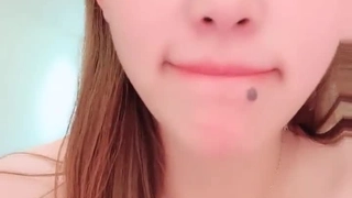 青少年棕发女郎自制肛交游戏,使用假阳具和手指