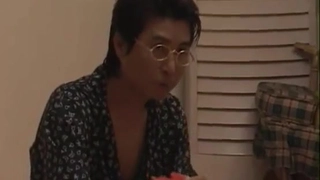 亚洲大学夫妇在爱情酒店探索BDSM和自我愉悦