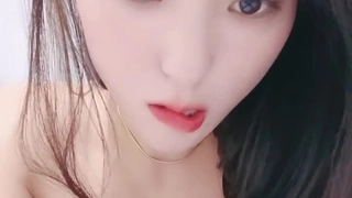 性欲旺盛的爸爸从他的丰满继女那里得到了一些帮助