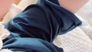 美国辣妹在铁杆性爱中被巨大的阴茎撑开她紧绷的阴道