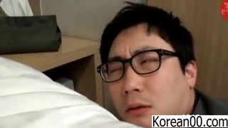 性欲旺盛的继父在深喉并狠狠地干她后给继女一个面部射精