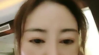 少女和妈妈在群交中分享大鸡巴