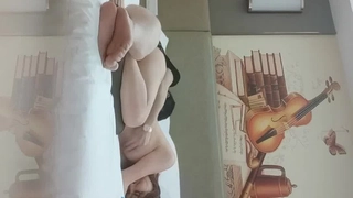 学姊和我之间的爱！小恶魔般的少女，学姊一不在穴就痒惹~