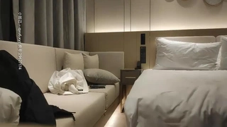 厨房脱衣舞中展示的大屁股和乳房