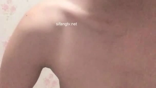 大陆AV剧情：苗条清純高中生不堪骚扰肉偿父债被连干数次